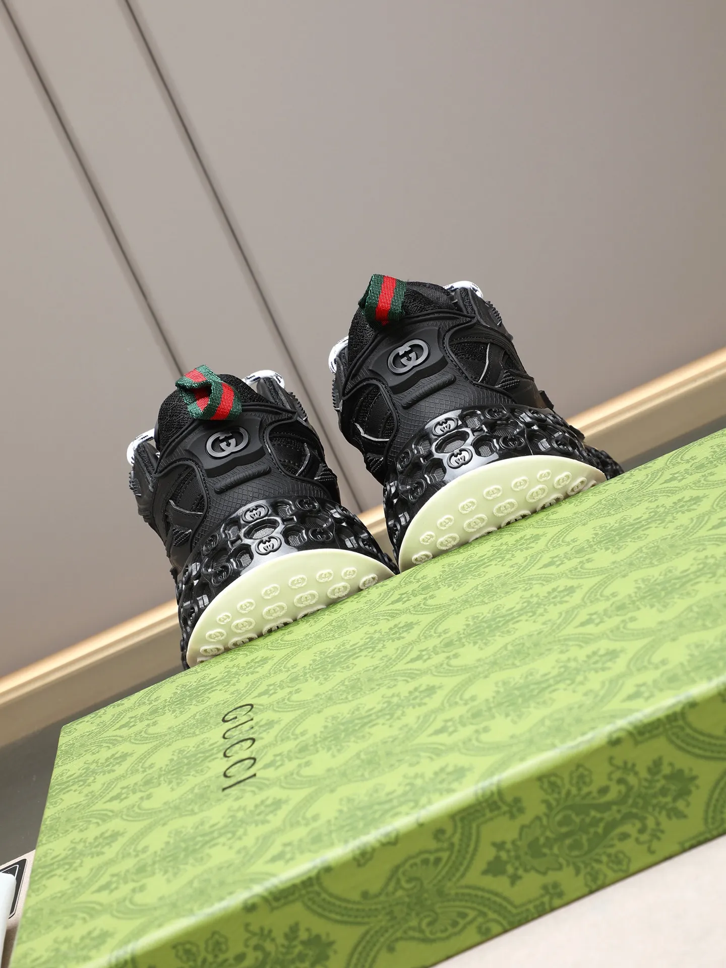 Men's men's shoes 💰660 Gucci Ri men's shoes 💰le series 2025 casual sports shoes, buy the original and accurately reproduce it! Restore the quality of details, Gucci Ri men's shoes 💰le series sports shoes are made with innovative stitching technology to create a flowing texture like water. The cowhide leather is paired with three-dimensional interlocking Double G leather patches and Gucci letter accessories, creating a free flowing texture of the entire shoe with a 3D effect. A classic and versatile piece that feels super comfortable on your feet! 38-44 (45 customized)
